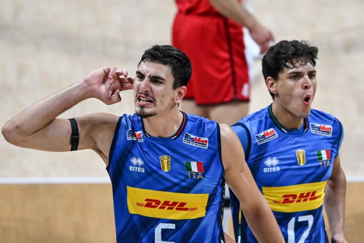 Players from Italy react during the 2025 Men's Volleyball World Championship quarter-final match between Belgium and Italy at the Mall of Asia Arena in Pasay City, Metro Manila, on September 24, 2025.  Jam STA ROSA / AFP