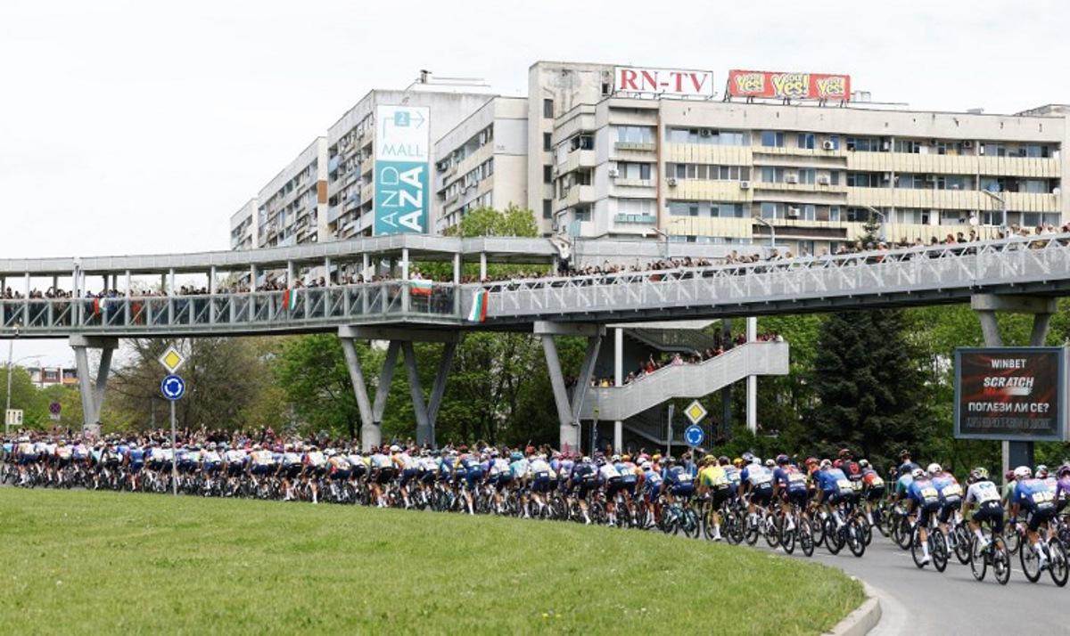 The pack rides during the 2nd stage of the Giro d'Italia 2026 - Tour of Italy cycling race between Burgas and Veliko Tarnovo, Bulgaria, on May 9, 2026.  Luca Bettini / AFP