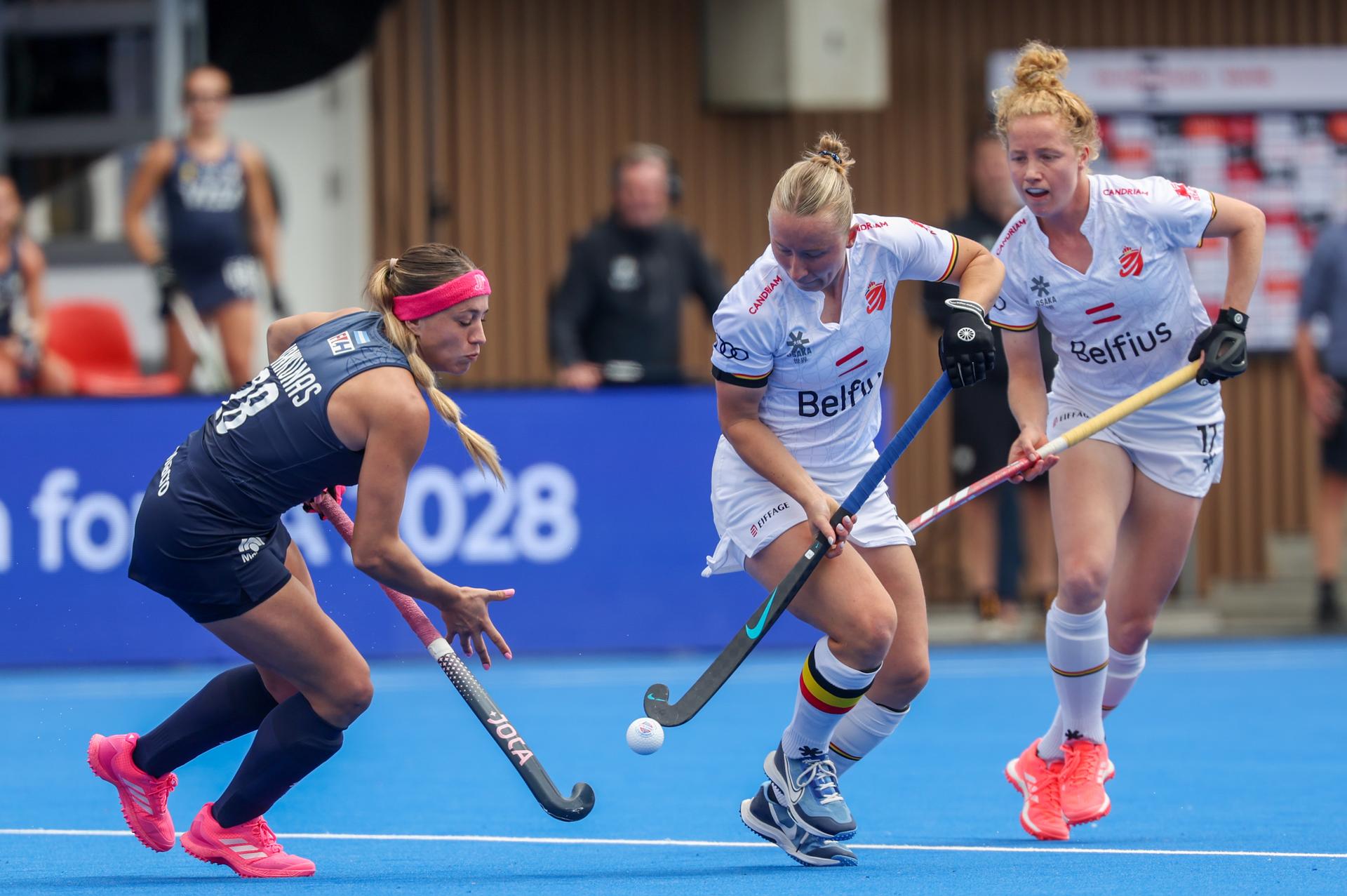 Belgium's Charlotte Englebert and Argentina's Julieta Jankunas fight for the ball during a hockey game between Belgian national team Red Panthers and Argentina, Sunday 14 June 2026 in Wavre, match 9/16 in the group stage of the women's FIH Pro League competition. BELGA PHOTO VIRGINIE LEFOUR