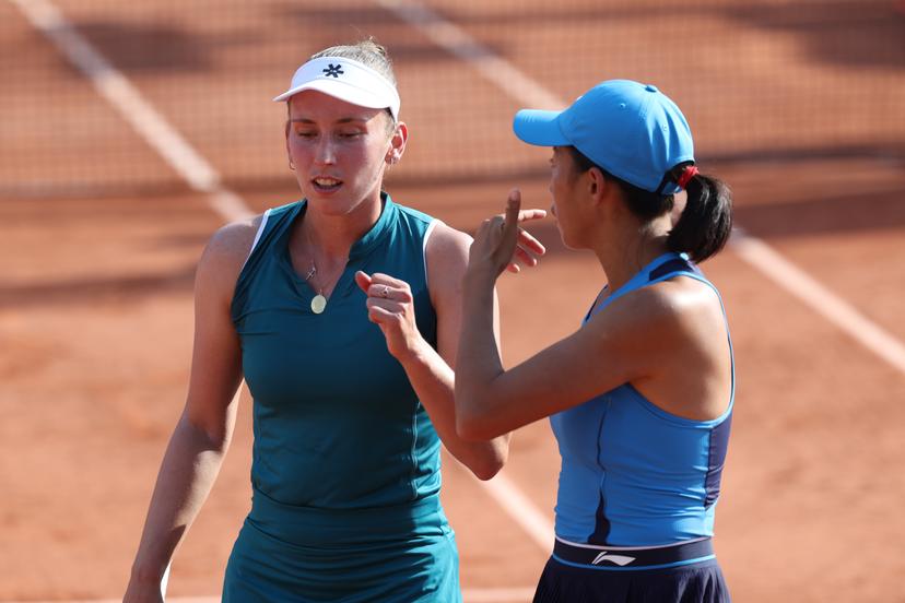Belgian Elise Mertens and Chinese Tianhui Zhang celebrate during Belgian Elise Mertens pictured in action during a tennis match against Polish Chwalinska, in the second round of the women's singles at the Roland Garros French Open tennis tournament, in Paris, France, Thursday 28 May 2026. This year's tournament takes place from 18 May to 07 June. BELGA PHOTO VIRGINIE LEFOUR