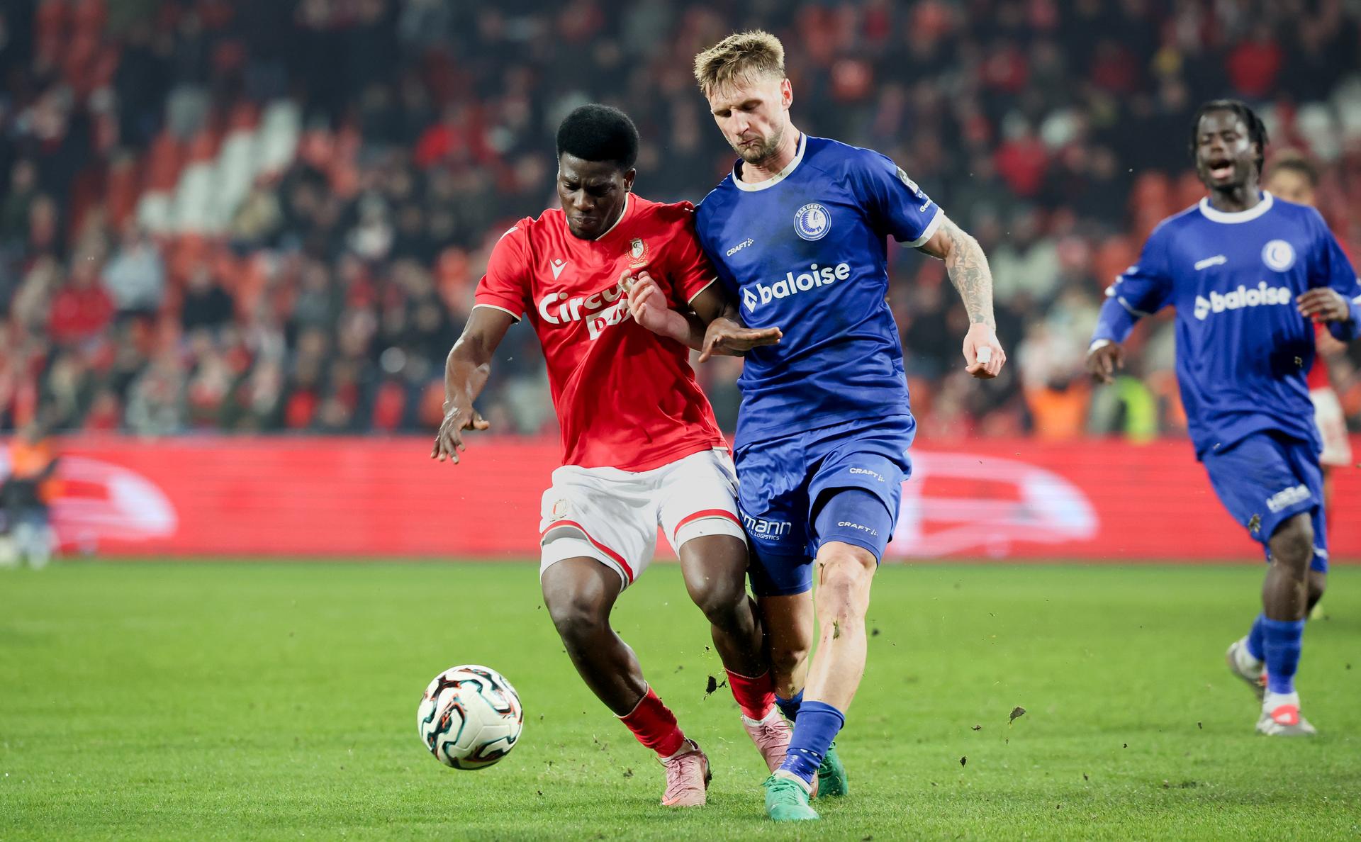 Standard's Bernard Nguene and Gent's Siebe Van der Heyden fight for the ball during a soccer match between Standard de Liege and KAA Gent, Friday 23 January 2026 in Liege, on day 21 of the 2025-2026 'Jupiler Pro League' first division of the Belgian championship. BELGA PHOTO VIRGINIE LEFOUR