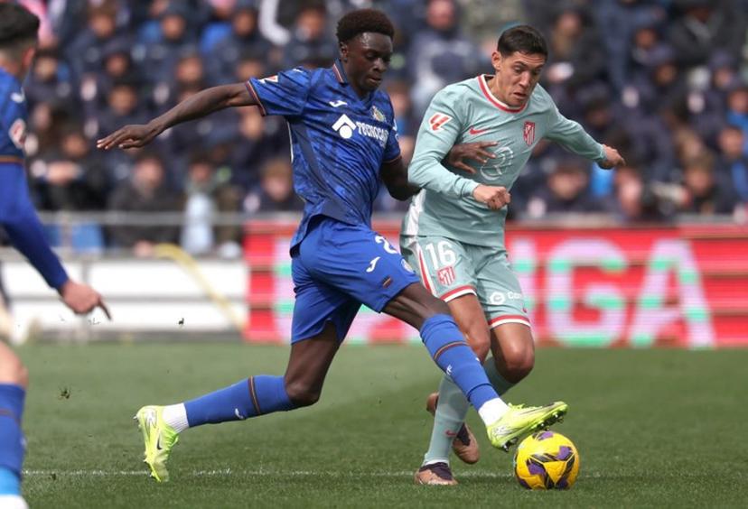 Getafe's Spanish forward #29 Coba da Costa fights for the ball with Atletico Madrid's Argentine defender #16 Nahuel Molina Lucero during the Spanish league football match between Getafe CF and Club Atletico de Madrid at the Coliseum Alfonso Perez stadium in Getafe on March 9, 2025.  Pierre-Philippe MARCOU / AFP