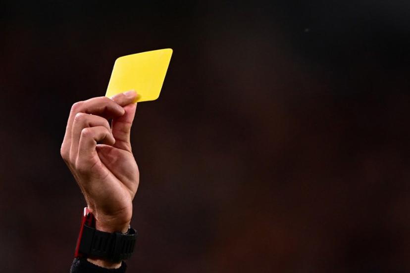 Italian referee Matteo Marchetti gives a yellow card during the Italian Serie A football match between Juventus and Hellas Verona on April 1, 2023 at the Juventus stadium in Turin.  Marco BERTORELLO / AFP