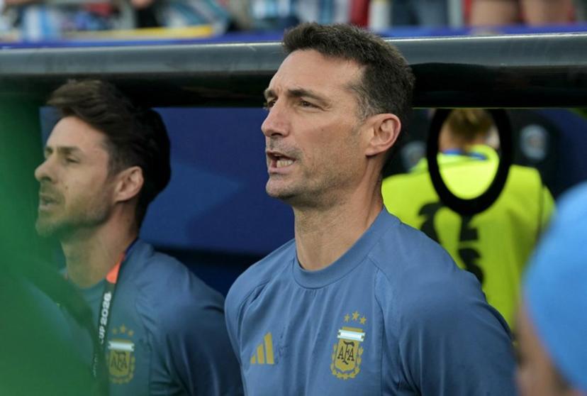 Argentina's head coach Lionel Scaloni signs his national anthem ahead of the 2026 World Cup Group J football match between Argentina and Algeria at the Kansas City Stadium in Kansas City on June 16, 2026.   JUAN MABROMATA / AFP