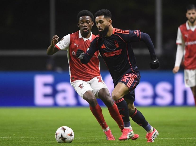 Sporting Braga's French midfielder #29 Jean-Baptiste Gorby fights for the ball with Nottingham Forest's Brazilian midfielder #12 Douglas Luiz during the UEFA Europa League first round day 7 football match between SC Braga and Nottingham Forest FC at the Municipal stadium of Braga on January 22, 2026.  MIGUEL LEMOS / AFP