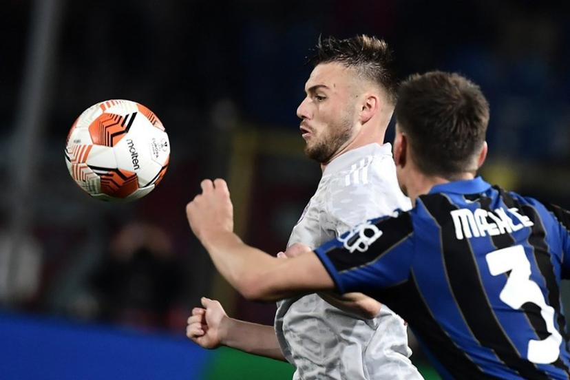Olympiakos' Moldova's defender Oleg Reabciuk (C) fights for the ball with Atalanta's Danish defender Joakim Maehle during the UEFA Europa League play-off football match between Atalanta and Olympiakos on February 17, 2022 at the Gewiss Stadium in Bergamo.   Filippo MONTEFORTE / AFP