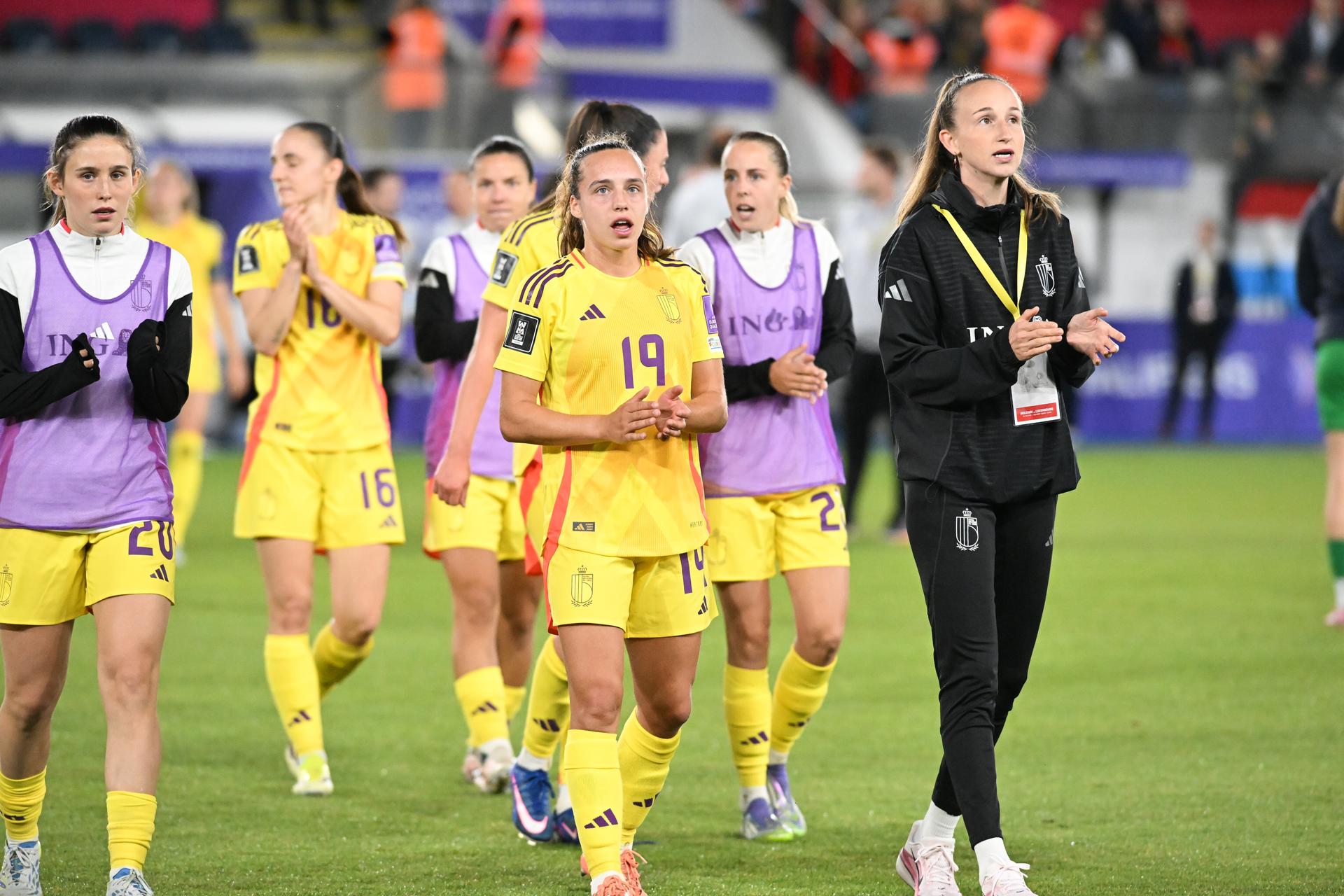 Belgium's players greet the public after a soccer game between Belgium's national women's team the Red Flames and Luxembourg, on Friday 05 June 2026 in Leuven, in the fifth of six games of the qualifiers for the 2027 FIFA Women's World Cup. BELGA PHOTO JILL DELSAUX