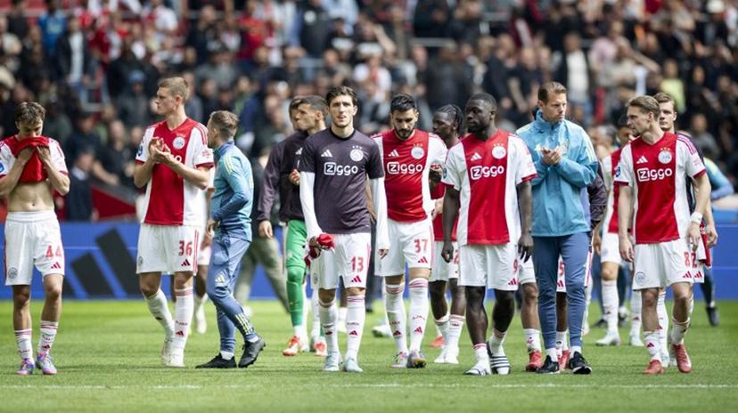 Ajax players celebrate after winning the Dutch Eredivisie football match between Ajax Amsterdam and FC Twente at the Johan Cruijff ArenA, in Amsterdam on May 18, 2025.  Koen van Weel / ANP / AFP