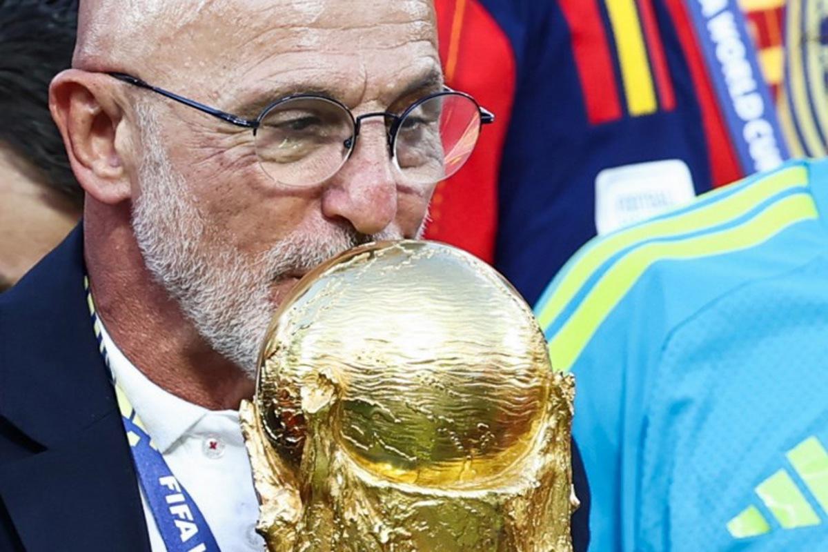 Spain's head coach Luis de la Fuente kisses the trophy after winning the 2026 World Cup football tournament final match between Spain and Argentina at the New York/New Jersey Stadium in East Rutherford on July 19, 2026.   FRANCK FIFE / AFP