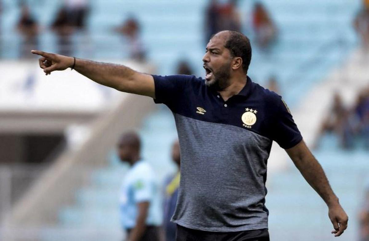 Esperance's coach Moine Chaabani directs his players during the first leg CAF champions league semi-final football match between Tunisia's Esperance and Egypt's al-Ahly at the Olympic Stadium in Rades on the eastern outskirts of Tunisia's capital Tunis on June 19, 2021.  FETHI BELAID / AFP