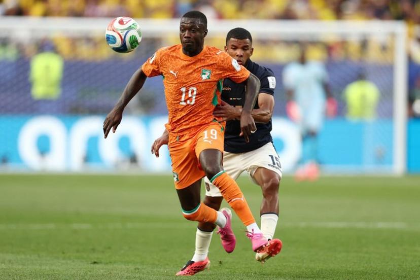 Ivory Coast's forward #19 Nicolas Pepe and Ecuador's midfielder #15 Pedro Vite fight for the ball during the 2026 World Cup Group E football match between Ivory Coast and Ecuador at the Philadelphia Stadium in Philadelphia on June 14, 2026.   CHARLY TRIBALLEAU / AFP