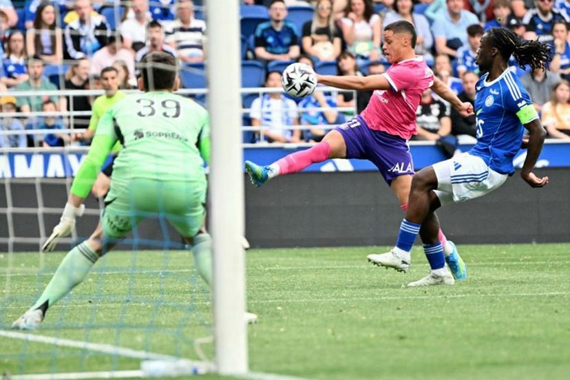 Toulouse's Argentine forward #11 Santiago Hidalgo (C) fights for the ball with Strasbourg's French defender #06 Ismael Doukoure (R) during the French L1 football match between RC Strasbourg Alsace and Toulouse FC at Stade de la Meinau in Strasbourg on May 3, 2026.  SEBASTIEN BOZON / AFP