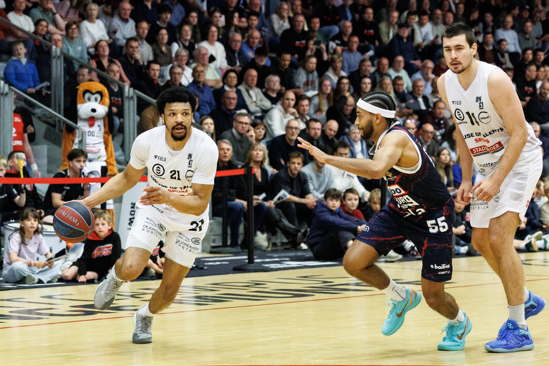 Kortrijk's Ithiel Horton and Limburg's Jalen Blackmon fight for the ball during a basketball match between House of Talents Spurs Kortrijk and Hubo Limburg United, Friday 15 May 2026 in Kortrijk, on the first game (best of three) of the first round of the Playoffs of the 'BNXT League' first division basket championship. BELGA PHOTO KURT DESPLENTER