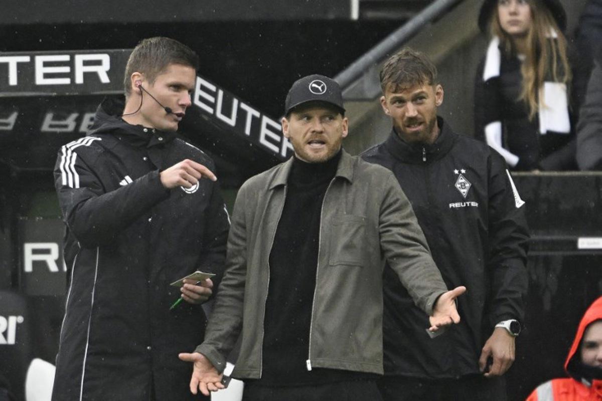 Moenchengladbach's Polish-German head coach Eugen Polanski (C) reacts during the German first division Bundesliga football match between Borussia Moenchengladbach and FC Bayern Munich in Moenchengladbach, western Germany on October 25, 2025. INA FASSBENDER / AFP