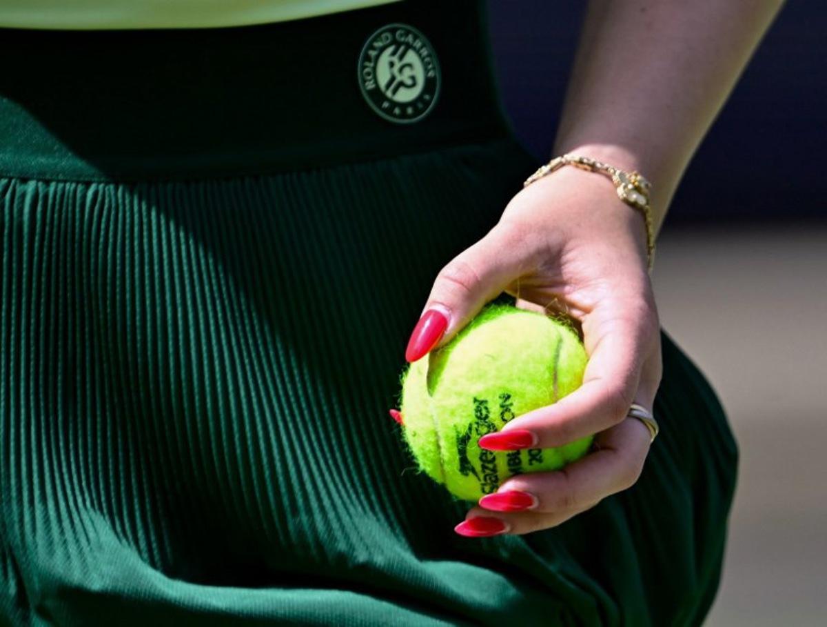 Germany's Eva Lys serves the ball to Poland's Magdalena Frech during the women's singles round of 16 match at the WTA500 Berlin Tennis Open tournament in Berlin on June 16, 2026. Tobias SCHWARZ / AFP
