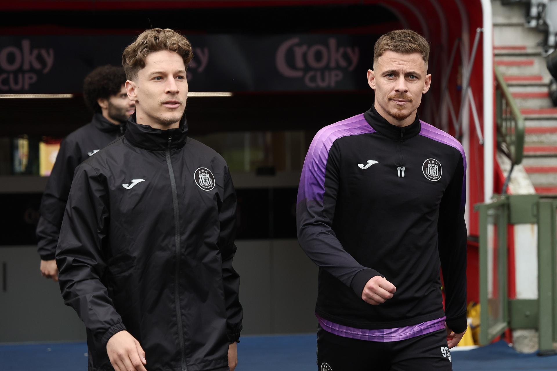 Anderlecht's Yari Verschaeren and Anderlecht's Thorgan Hazard arrive for a training session of Royal Sporting Club Anderlecht ahead of the final of the Croky Cup Belgian cup competition, Wednesday 13 May 2026 in Brussels. BELGA PHOTO BRUNO FAHY