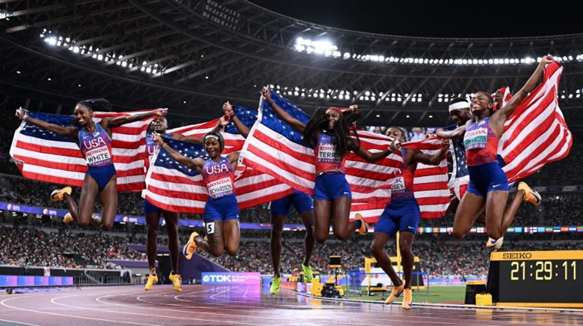 (From L) US' athlete Kayla White, US' athlete Christian Coleman, US' Sha'carri Richardson, US' Noah Lyles, US' Twanisha Terry, US' Courtney Lindsey, US' Kenneth Badnarek and US' Melissa Jefferson-Wooden celebrate winning the men's and women's 4x100m finals during the World Athletics Championships in Tokyo on September 21, 2025. Jewel SAMAD / AFP