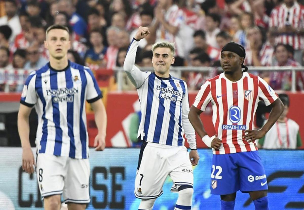Real Sociedad's Spanish forward #07 Ander Barrenetxea celebrates scoring his team's first goal during the Copa del Rey (King's Cup) final football match between Club Atletico de Madrid and Real Sociedad at La Cartuja stadium in Seville on April 18, 2026. CRISTINA QUICLER / AFP