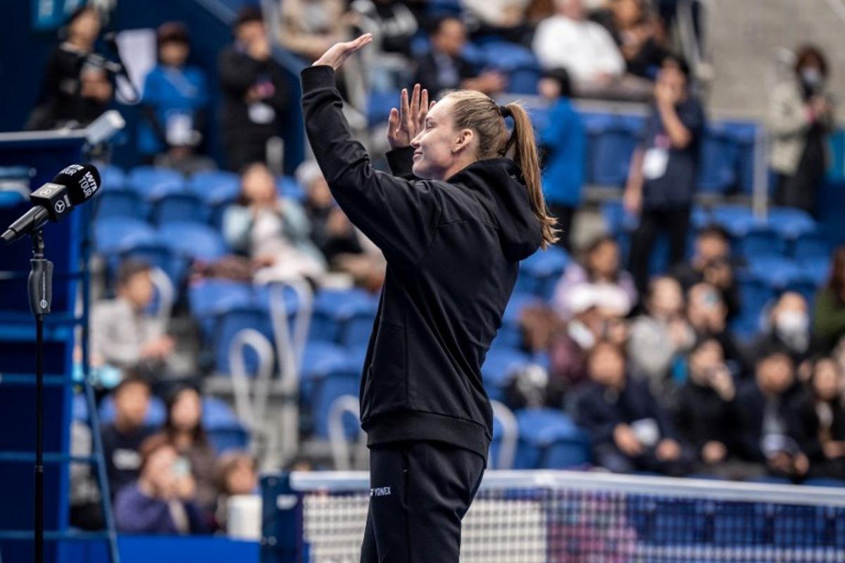 Kazakhstan's Elena Rybakina waves after retiring due to an injury from her quarter-final match against Canada's Leylah Fernandez during the WTA Pan Pacific Open tennis tournament at Ariake Coliseum in Tokyo on October 30, 2026. Elena Rybakina withdrew with a neck injury, a day after she secured the year-end world number one ranking. Yuichi YAMAZAKI / AFP
