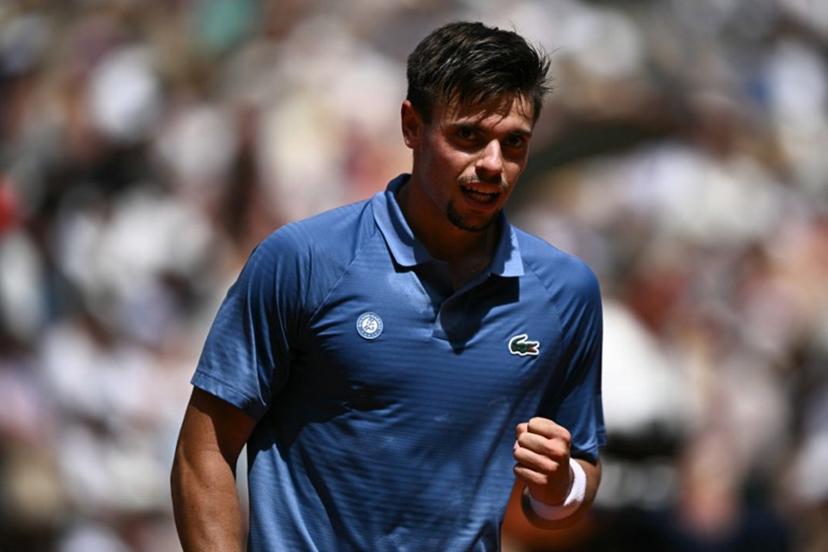 France's Arthur Gea reacts to a point against Russia's Karen Khachanov during their men's singles match on day 1 of the French Open tennis tournament on Court Suzanne-Lenglen at the Roland-Garros Complex in Paris on May 24, 2026. JULIEN DE ROSA / AFP