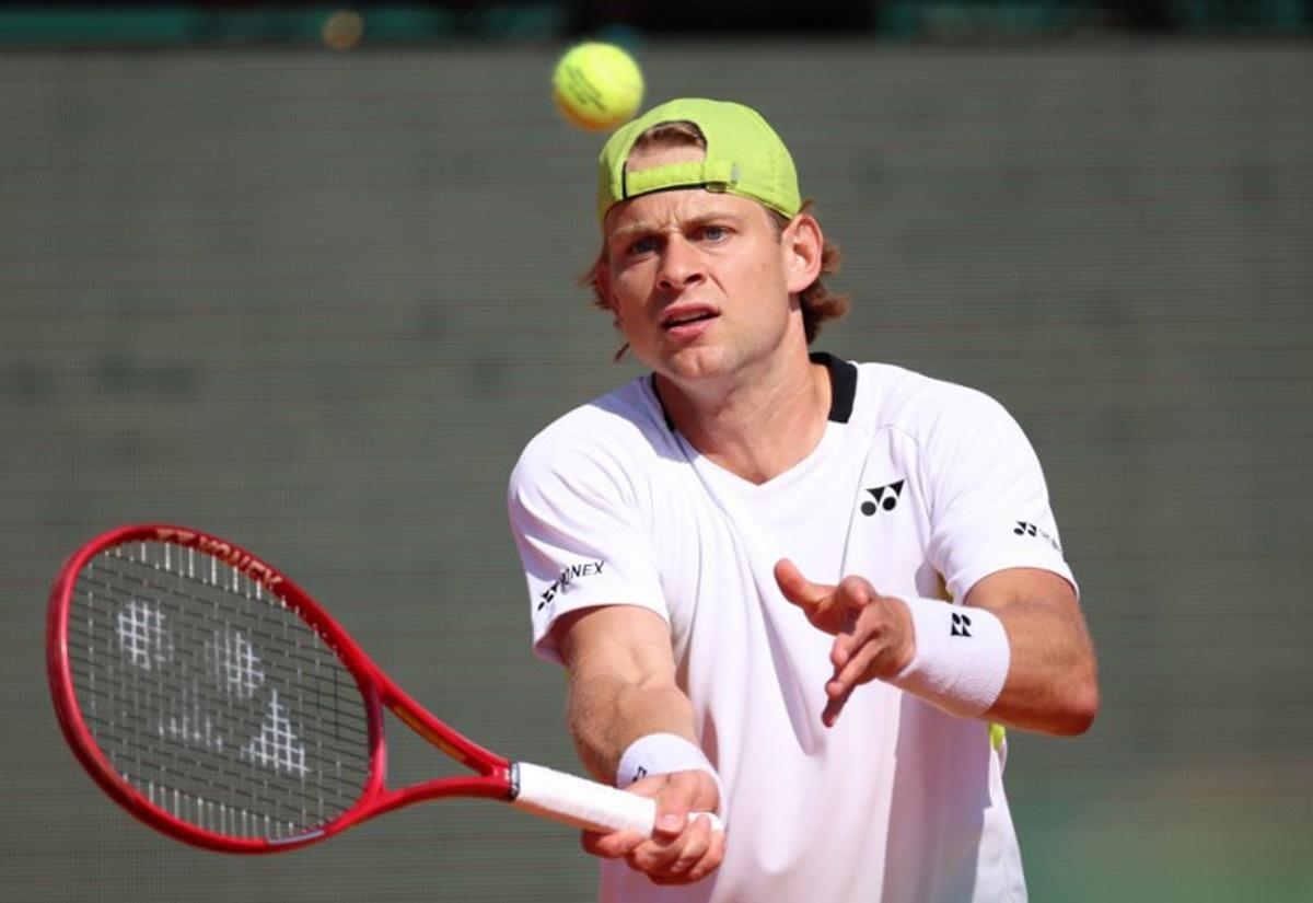 Belgium's Zizou Bergs plays a forehand return to Germany's Alexander Zverev during their Monte Carlo ATP Masters Series Tournament round of 16 tennis match on Court Rainier III at the Monte-Carlo Country Club in Roquebrune-Cap-Martin, south-eastern France on April 9, 2026. Valery HACHE / AFP