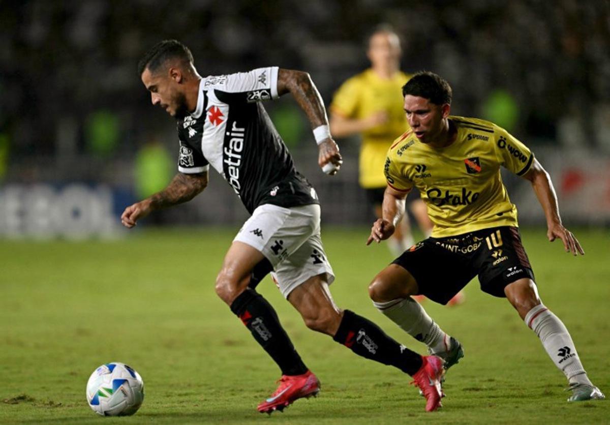 Vasco da Gama's midfielder #11 Philippe Coutinho (L) and Melgar's Argentine midfielder #10 Tomas Martinez fight for the ball during the Copa Sudamericana group stage football match between Brazil's Vasco da Gama and Peru's Melgar at the Sao Januario stadium in Rio de Janeiro, Brazil, on May 27, 2025. Mauro PIMENTEL / AFP