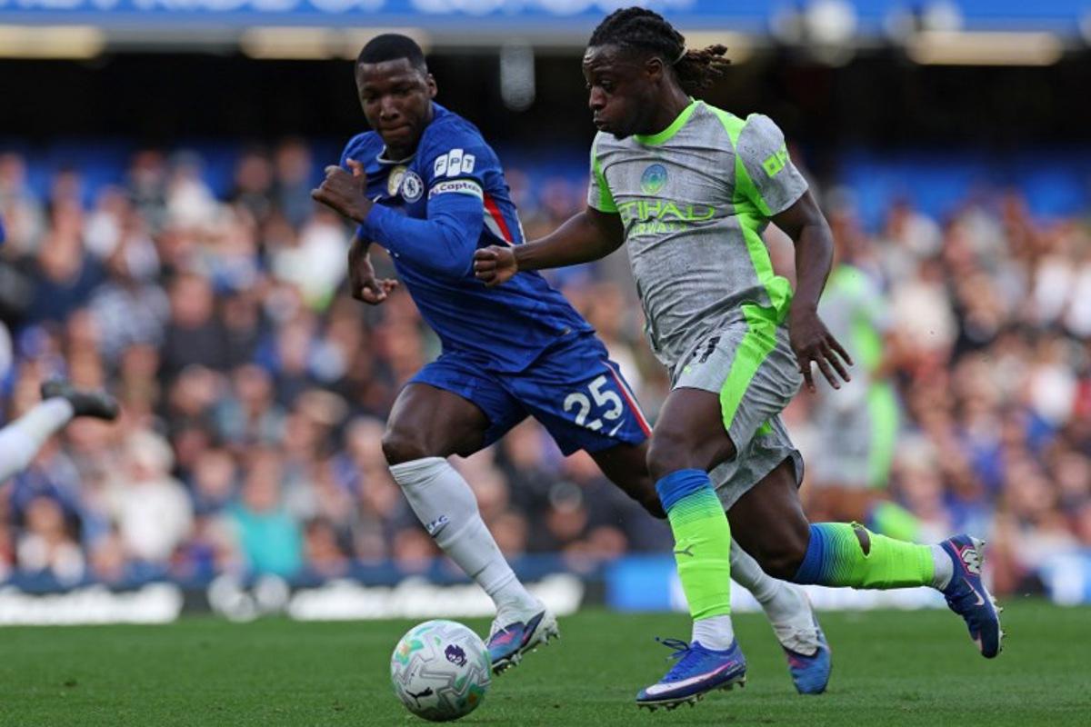 Chelsea's Ecuadorian midfielder #25 Moises Caicedo (L) challenges Manchester City's Belgian midfielder #11 Jeremy Doku during the English Premier League football match between Chelsea and Manchester City at Stamford Bridge in London on April 12, 2026. Adrian Dennis / AFP