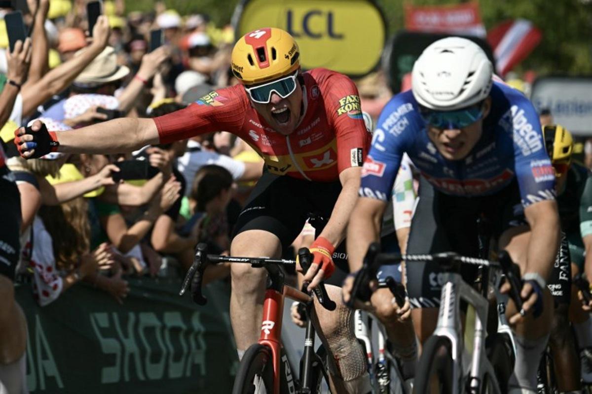 Uno-X Mobility team's Norwegian rider Soren Waerenskjold cycles to the finish line to win the 11th stage ahead of Alpecin - Premier Tech team's Belgian rider Jasper Philipsen (R) during the 113th edition of the Tour de France cycling race, 161,3 km between Vichy and Nevers in central France, on July 15, 2026. Loic VENANCE / AFP