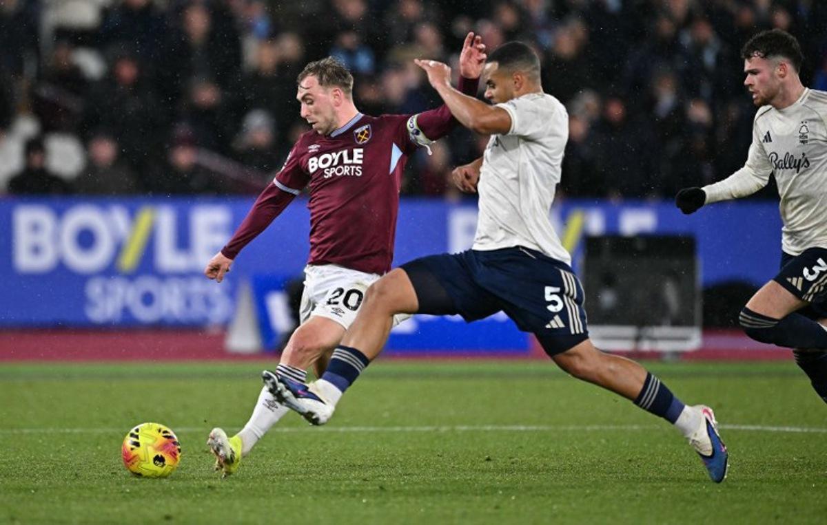 West Ham United's English striker #20 Jarrod Bowen (L) shoots past Nottingham Forest's Brazilian defender #05 Murillo but fails to score during the English Premier League football match between West Ham United and Nottingham Forest at the London Stadium, in east London on January 6, 2026. Ben STANSALL / AFP
