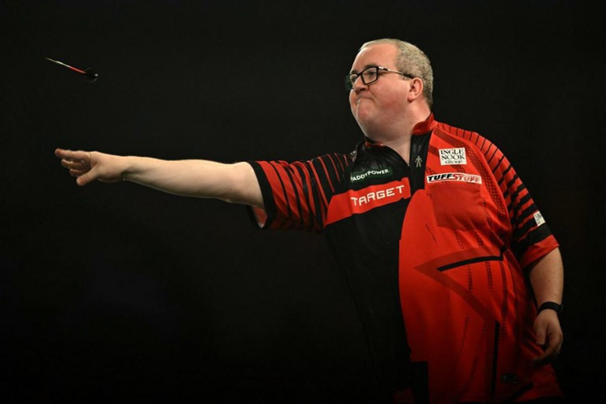 England's Stephen Bunting plays against England's Luke Littler during their PDC World Darts Championship semi-final at Alexandra Palace in London on January 2, 2025. Ben STANSALL / AFP