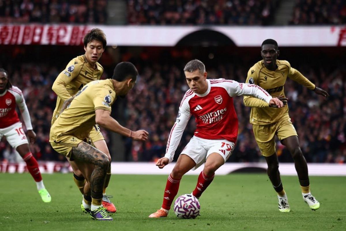 Arsenal's Belgian midfielder #19 Leandro Trossard (C) vies with Crystal Palace's Colombian defender #02 Daniel Munoz (L) during the English Premier League football match between Arsenal and Crystal Palace at the Emirates Stadium in London on October 26, 2025. HENRY NICHOLLS / AFP