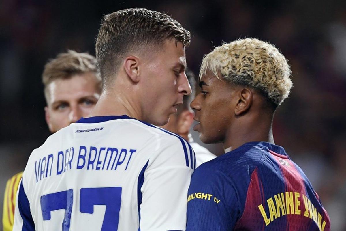 Como's Belgian defender #77 Ignace Van der Brempt and Barcelona's Spanish forward #10 Lamine Yamal confront each other face-to-face during the 60th Joan Gamper Trophy football match between FC Barcelona and Como 1907 at Johan Cruyff Stadium in Barcelona on August 10, 2025. Josep LAGO / AFP