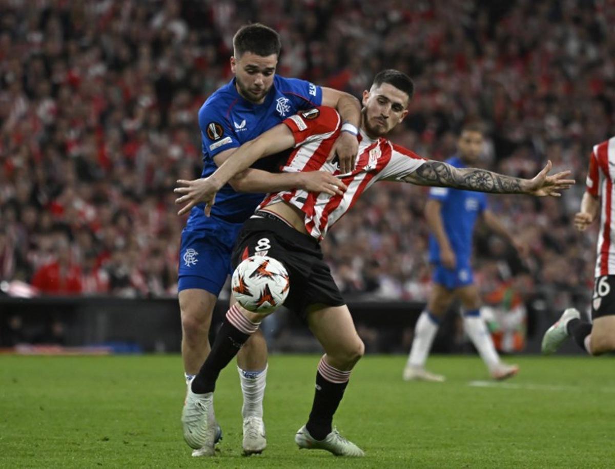 Rangers' Belgian midfielder #43 Nicolas Raskin fights for the ball with Athletic Bilbao's Spanish midfielder #08 Oihan Sancet during the UEFA Europa League quarter final second leg football match between Athletic Club Bilbao and Glasgow Rangers, at the San Mames stadium in Bilbao on April 17, 2025. ANDER GILLENEA / AFP