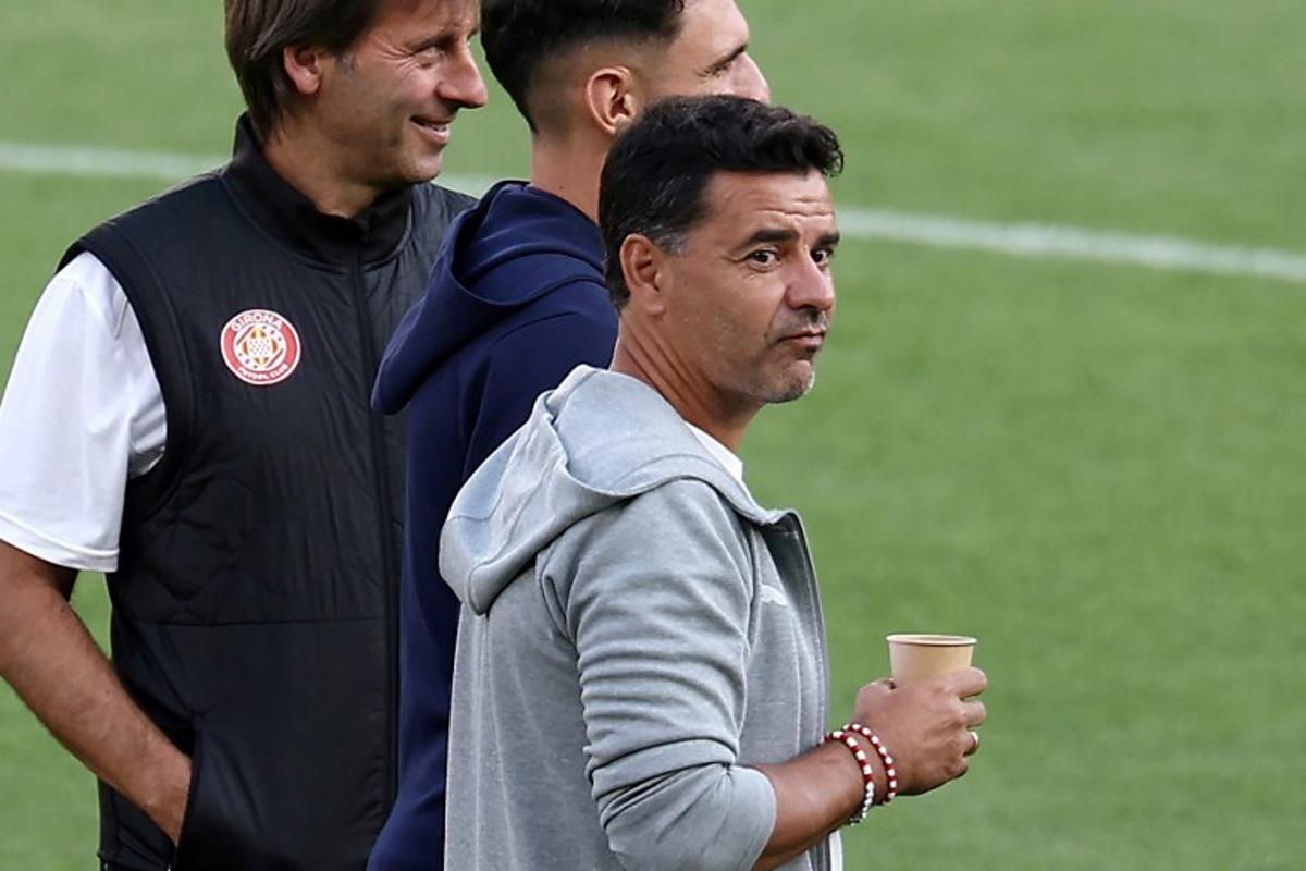 Girona's Spanish coach Michel Sanchez (R) attends a training session at the Parc des Princes stadium in Paris on September 17, 2024, on the eve of the UEFA Champions League football match between Paris Saint-Germain and Girona FC. FRANCK FIFE / AFP
