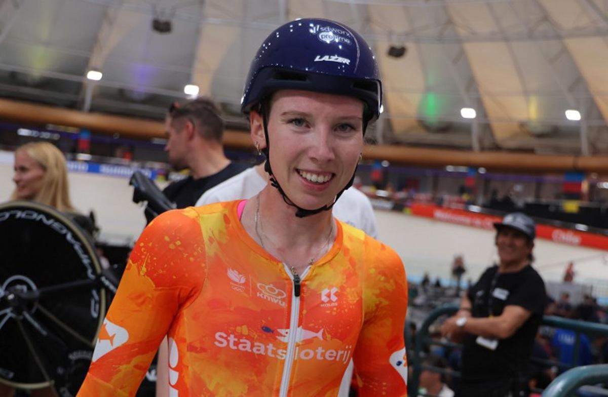 Netherlands' #34 Lorena Wiebes celebrates after winning the women's scratch 10km final during the 2025 UCI Track World Championships at the Peñalolen Velodrome, in Santiago, on October 22, 2025. Javier TORRES / AFP