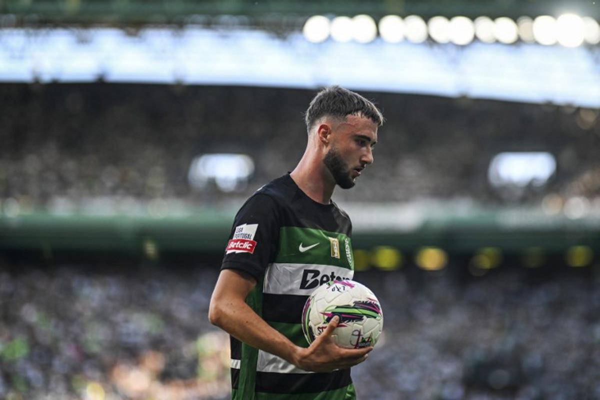 Sporting Lisbon's Belgian defender #06 Zeno Debast takes the ball during the Portuguese League football match between Sporting CP and Vitoria Guimaraes SC at Jose Alvalade stadium in Lisbon, on May 17, 2025. PATRICIA DE MELO MOREIRA / AFP