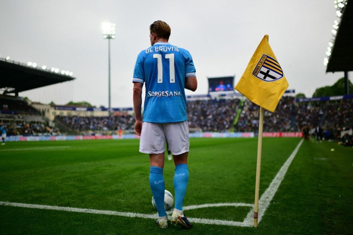 Napoli's Belgian midfielder #11 Kevin De Bruyne is about to take a corner kick during the Italian Serie A football match between Parma and Napoli at the Ennio Tardini stadium in Parma on April 12, 2026. MARCO BERTORELLO / AFP