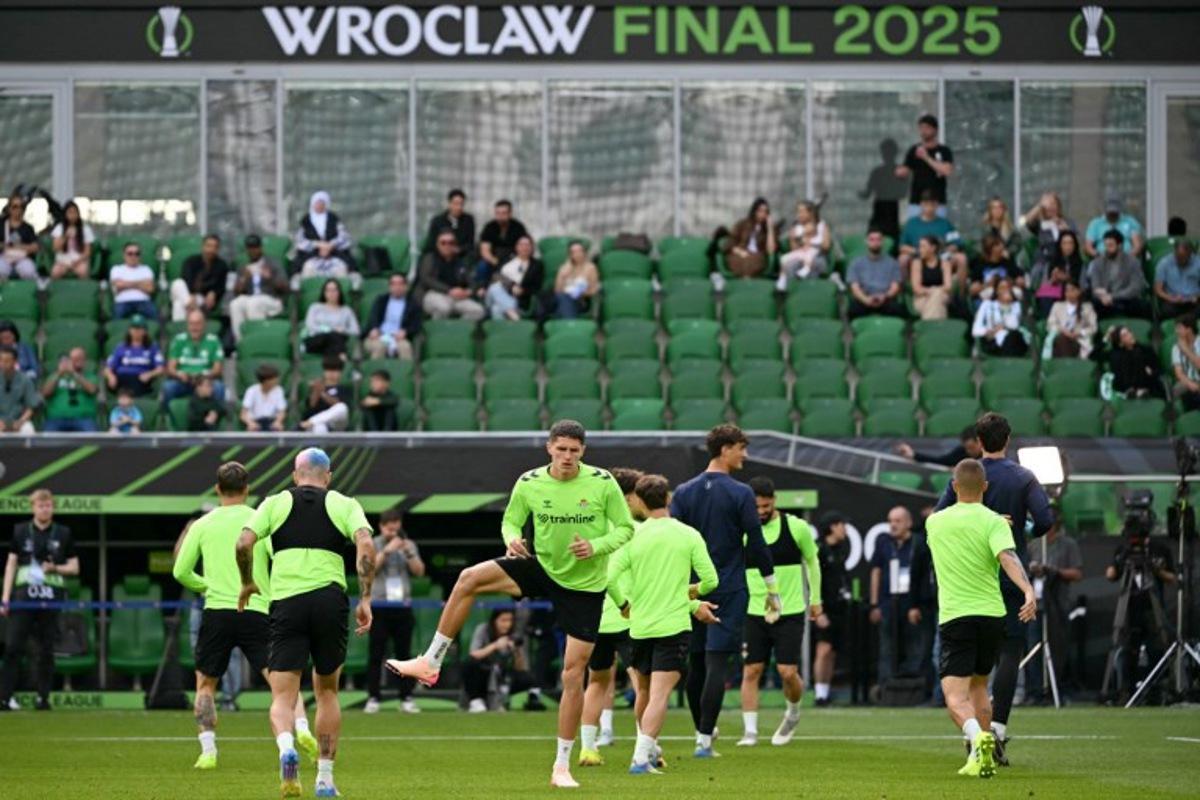 Real Betis' players warm up during a training session on the eve of the UEFA Conference League final football match between Real Betis and Chelsea FC in Wroclaw on May 27, 2025. Sergei GAPON / AFP