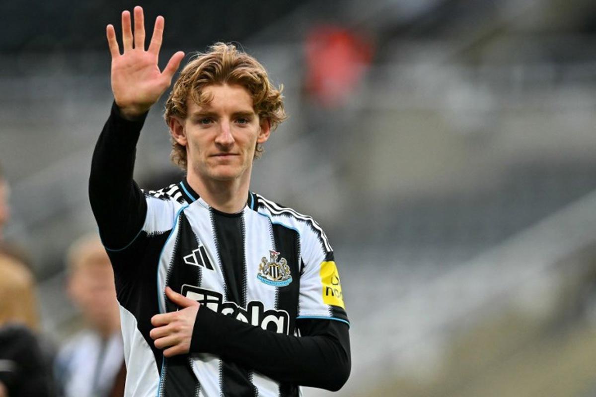 Newcastle United's English midfielder #10 Anthony Gordon waves to supporters after the English Premier League football match between Newcastle United and West Ham United at St James' Park in Newcastle-upon-Tyne, north east England on May 17, 2026. ANDY BUCHANAN / AFP