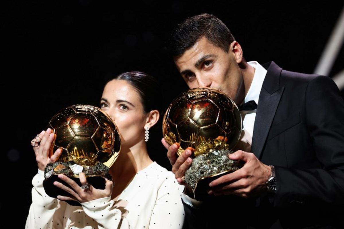 Barcelona's Spansih midfielder Aitana Bonmati (L) and Manchester City's Spanish midfielder Rodri pose with their Ballon d'Or award during the 2024 Ballon d'Or France Football award ceremony at the Theatre du Chatelet in Paris on October 28, 2024. FRANCK FIFE / AFP
