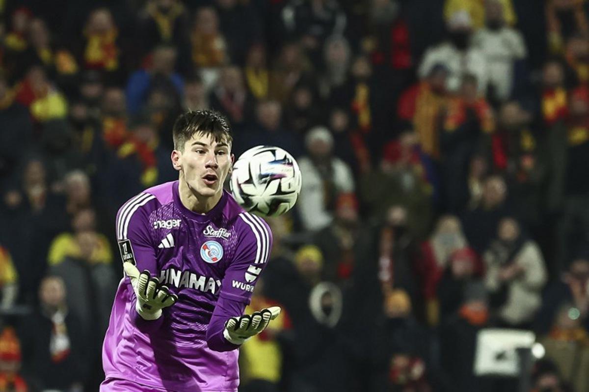 Strasbourg's Belgian goalkeeper #39 Mike Penders catches the ball during the French L1 football match between RC Lens and RC Strasbourg Alsace at the Stade Bollaert-Delelis in Lens, northern France, on November 22, 2025. Sameer Al-DOUMY / AFP