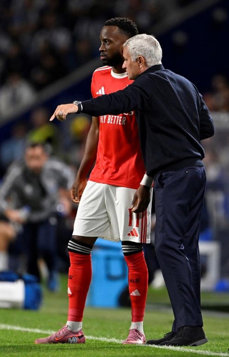 Benfica's Portuguese coach Jose Mourinho talks to Benfica's Belgian forward #11 Dodi Lukebakio during the Portuguese League football match between FC Porto and SL Benfica at the Dragao stadium in Porto, on October 5, 2025. Miguel LEMOS / AFP