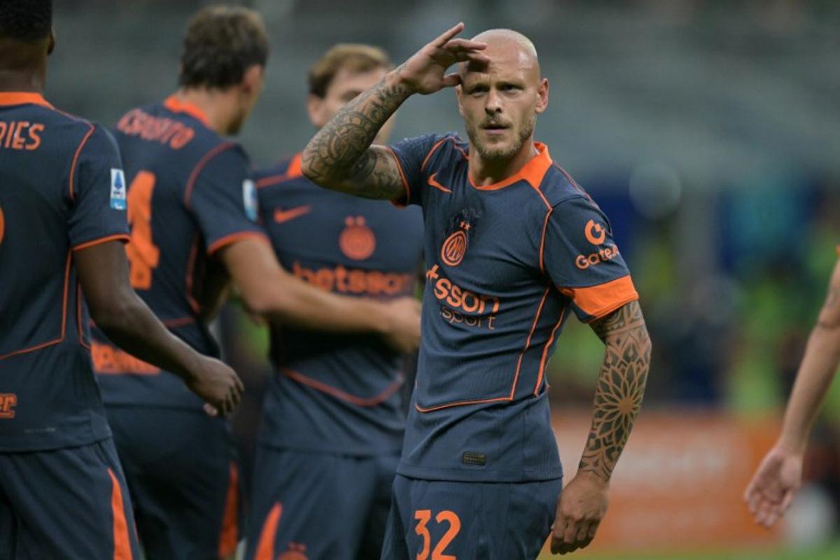 Inter Milan's Italian defender #32 Federico Dimarco celebrates scoring his team's first goal during the Italian Serie A football match between Inter Milan and Sassuolo at San Siro stadium in Milan, on September 21, 2025. Stefano RELLANDINI / AFP