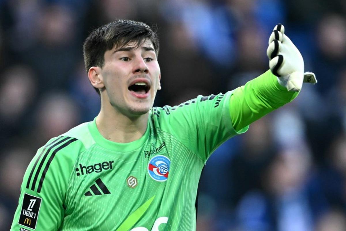 Strasbourg's Belgian goalkeeper #39 Mike Penders gestures during the French L1 football match between RC Strasbourg Alsace and OGC Nice at the Stade de la Meinau in Strasbourg, eastern France, on April 4, 2026. SEBASTIEN BOZON / AFP
