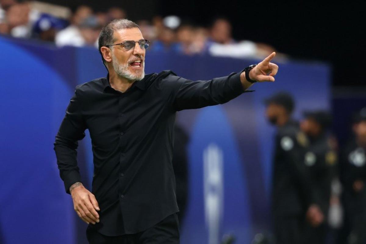 Fateh's Croatian coach Slaven Bilic speaks to his players during the Saudi Pro League football match between Al-Hilal and Al-Fateh at the Kingdom Arena stadium in Riyadh on April 26, 2024. Fayez NURELDINE / AFP