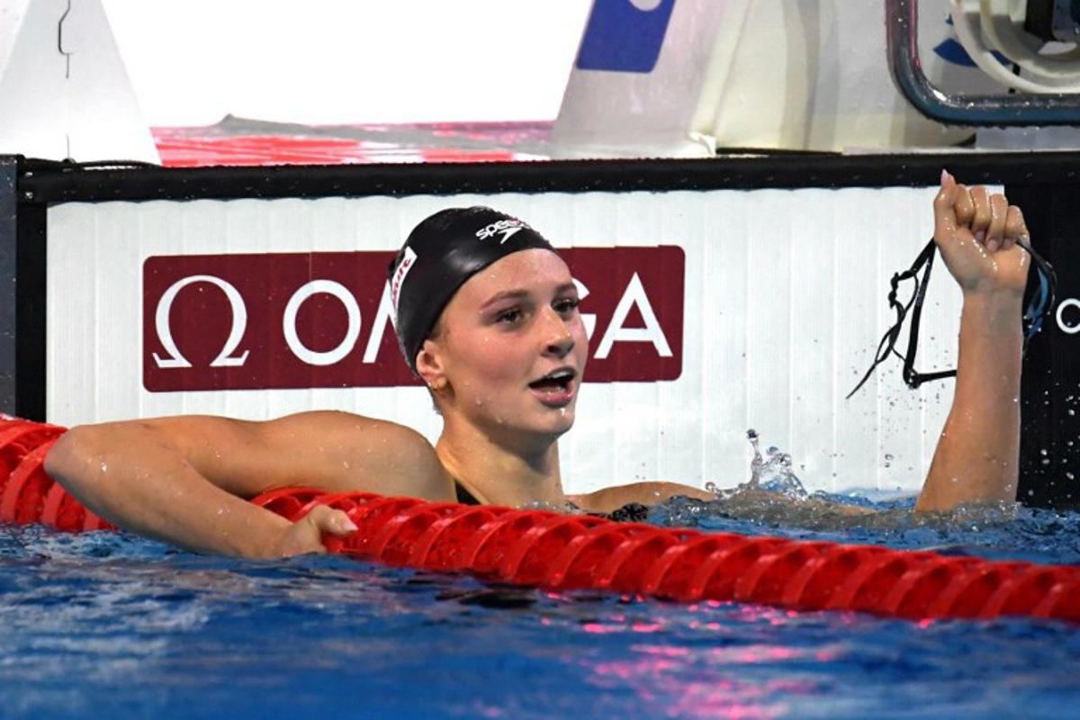 Canada's Summer Mcintosh celebrates winning the Women's 400 meters Individual Medley final during the World Aquatics Swimming Championships (25 m) 2024 at Duna Arena in Budapest, on December 14, 2024. Ferenc ISZA / AFP
