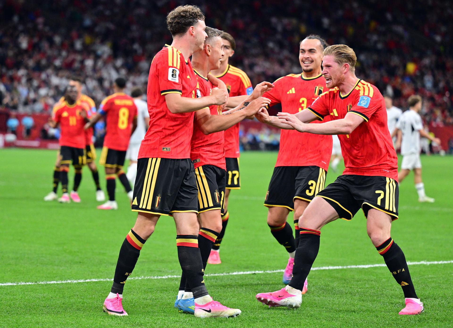 Belgium's Thomas Meunier, Belgium's Leandro Trossard, Belgium's Kevin De Bruyne and Belgium's Arthur Theate celebrate after scoring during a soccer game between Belgian national team Red Devils and New Zealand, on Friday 26 June 2026, at the BC Place Vancouver stadium in Vancouver, Canada, the third game in the group stage of the FIFA World Cup 2026. The Diables Rouges - Rode Duivels were drawn into Group G. BELGA PHOTO DIRK WAEM