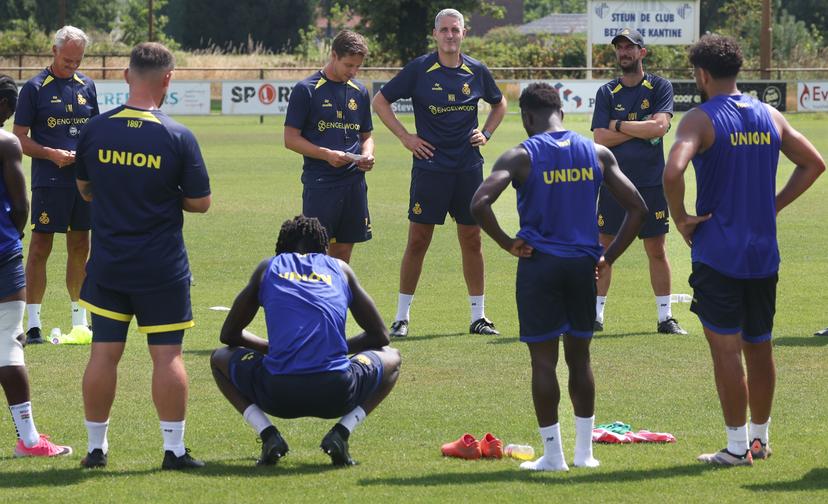 Union's head coach David Hubert talks to his players during the summer training camp of Belgian first division soccer team Royale Union Saint-Gillois, in Venray, the Netherlands on Friday 17 July 2026, to prepare for the upcoming 2026-2027 season. BELGA PHOTO VIRGINIE LEFOUR