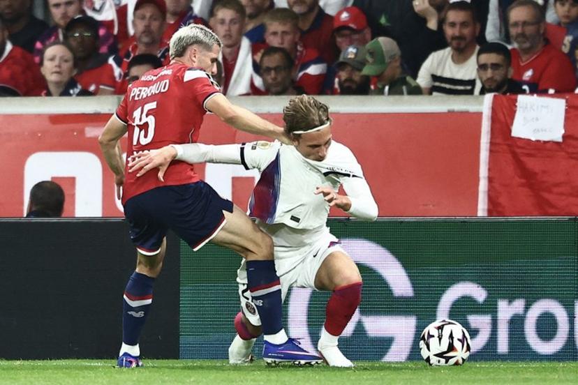 PSG's Belgian forward #22 Mika Godts (R) and Lille's French defender #15 Romain Perraud fight for the ball during the French L1 football match between Lille LOSC and Paris Saint-Germain (PSG) at the Stade Pierre-Mauroy in Villeneuve-d'Ascq, northern France, on August 28, 2026. Sameer AL-DOUMY / AFP
