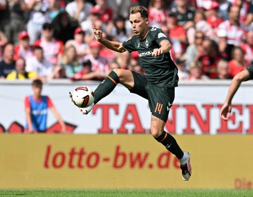 Bremen's Belgian midfielder #14 Senne Lynen controls the ball during the German first division Bundesliga football match between SC Freiburg and Werder Bremen in Freiburg, southern Germany, on August 30, 2026. THOMAS KIENZLE / AFP